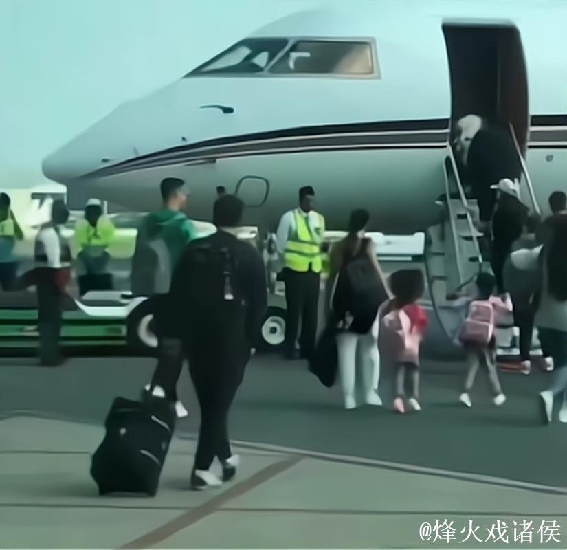 C罗携家人乘私人飞机告别卡塔尔伤心地