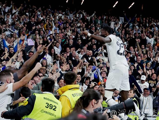 皇马英雄115分钟绝杀狂奔人群庆祝,经典一幕再现 皇马英雄115分钟绝杀狂奔人群庆祝,经典一幕再现